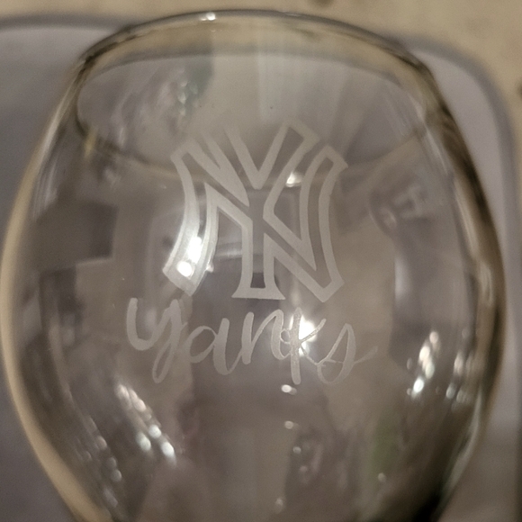 New York Yankees Etched Wine Glass NWT - Picture 3 of 3